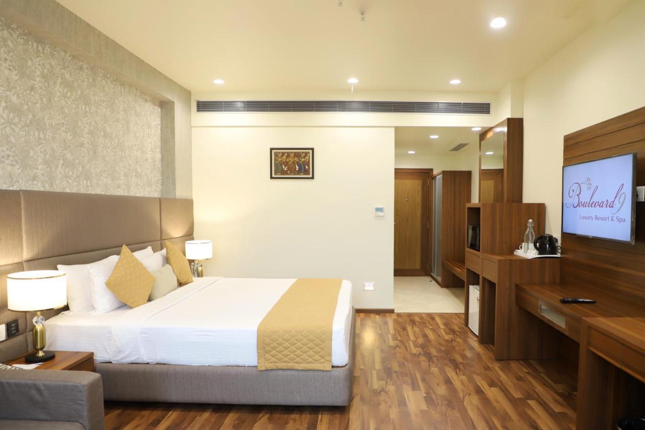 Boulevard 9 Luxury Resort&Spa Nadiād Extérieur photo